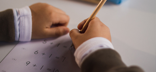 Niña estudiando matemáticas básicas con tablero magnético en un centro Kumon, disfrutando del aprendizaje-Argentina